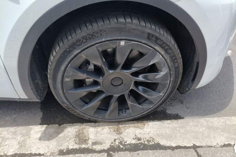 Used Tesla Model Y 2024 Long-Range All-Wheel-Drive Version Right Front Wheel Hub