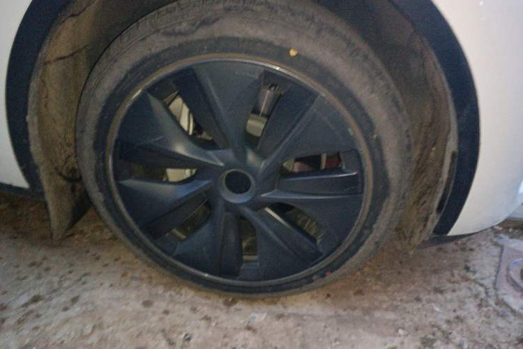 Used Tesla Model Y 2024 Long-Range All-Wheel-Drive Version Right Front Wheel Hub