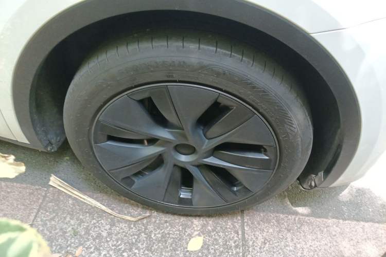 Used Tesla Model Y 2024 Rear-Wheel-Drive Version Right Front Wheel Hub