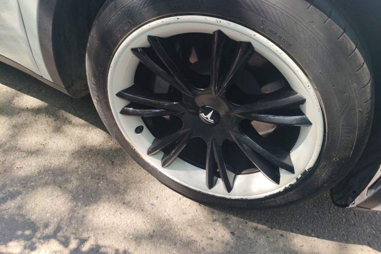 Used Tesla Model Y 2024 Rear-Wheel-Drive Version Right Front Wheel Hub