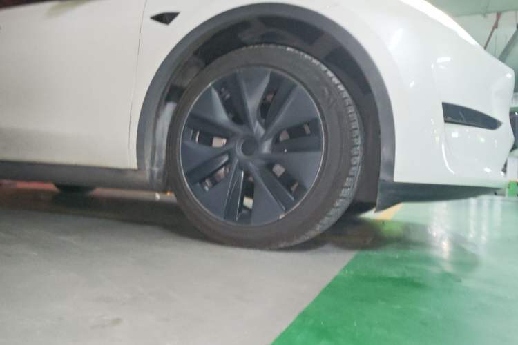 Used Tesla Model Y 2024 Rear-Wheel-Drive Version Right Front Wheel Hub