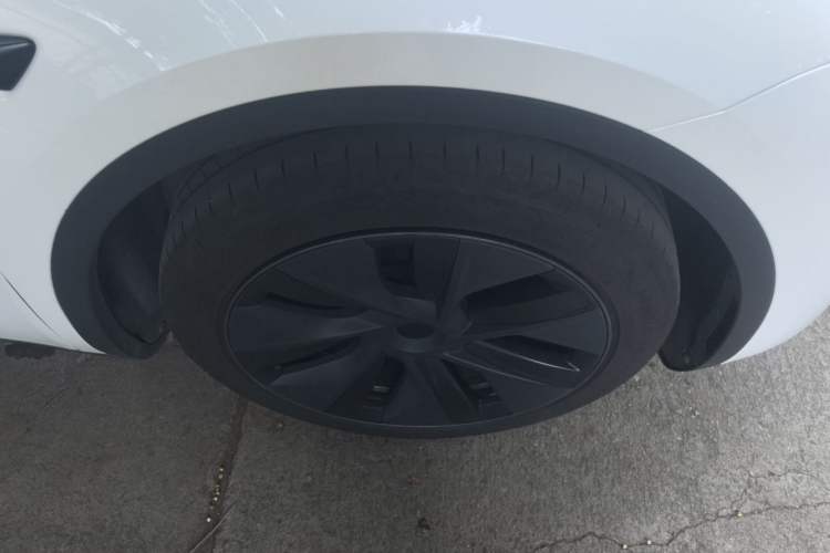 Used Tesla Model Y 2024 Long-Range All-Wheel-Drive Version Right Front Wheel Hub