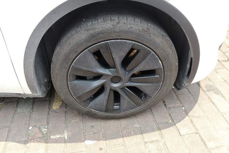 Used Tesla Model Y 2024 Rear-Wheel-Drive Version Right Front Wheel Hub