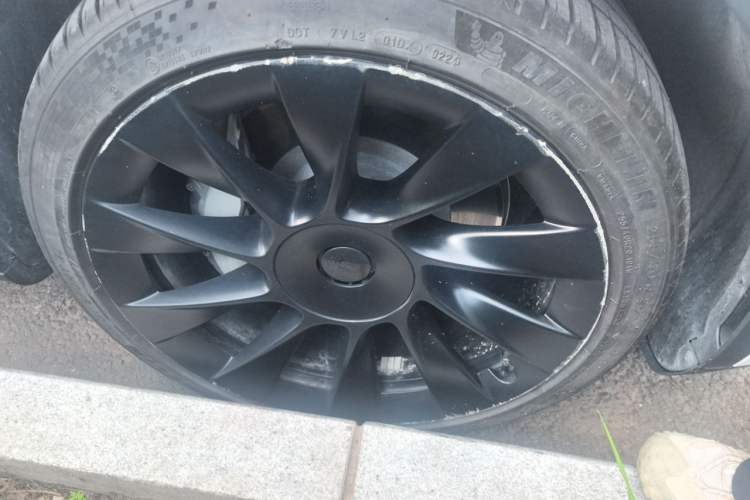 Used Tesla Model Y 2024 Rear-Wheel-Drive Version Right Front Wheel Hub