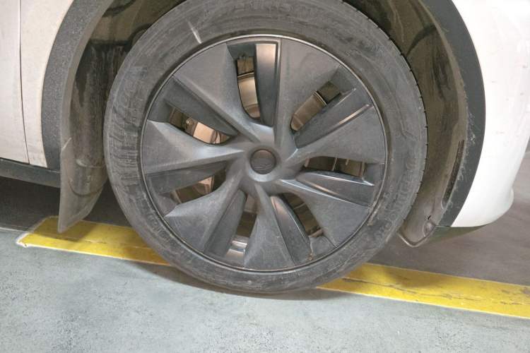 Used Tesla Model Y 2024 Long-Range All-Wheel-Drive Version Right Front Wheel Hub