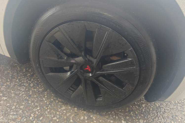 Used Tesla Model Y 2024 Rear-Wheel-Drive Version Right Front Wheel Hub