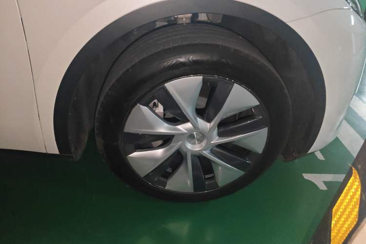 Used Tesla Model Y 2024 Rear-Wheel-Drive Version Right Front Wheel Hub