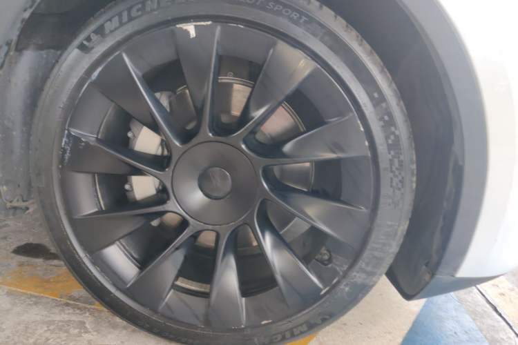 Used Tesla Model Y 2024 Rear-Wheel-Drive Version Right Front Wheel Hub
