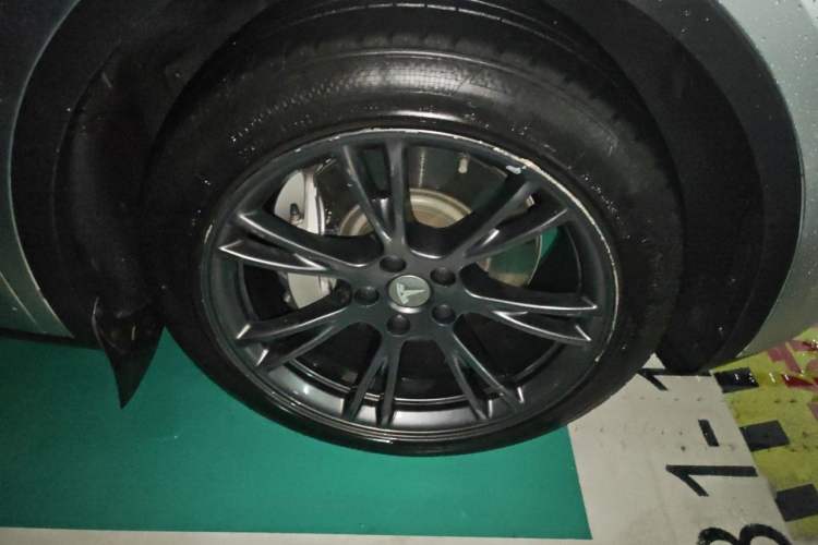 Used Tesla Model Y 2024 Long-Range All-Wheel-Drive Version Right Front Wheel Hub