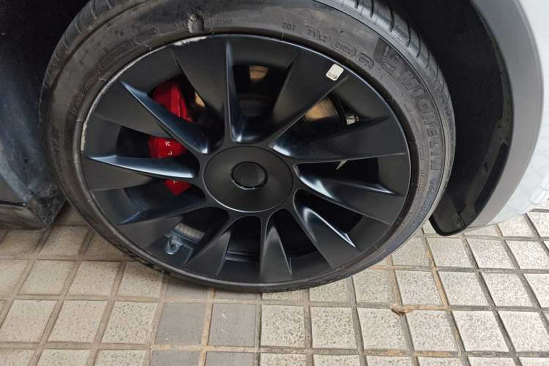 Used Tesla Model Y 2024 Long-Range All-Wheel-Drive Version Right Front Wheel Hub