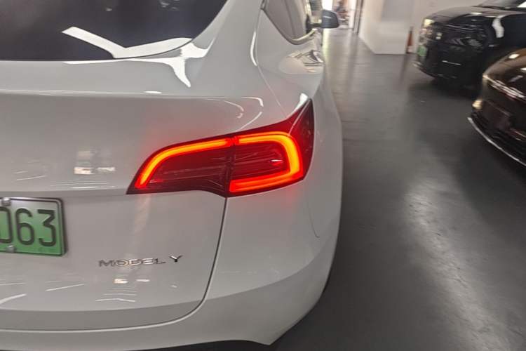 Used Tesla Model Y 2024 Long-Range All-Wheel-Drive Version Right Rear Taillight
