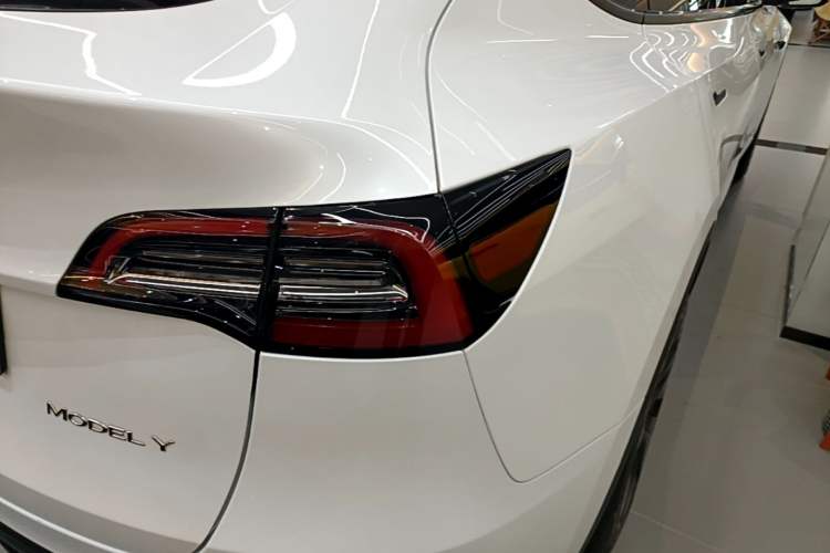 Used Tesla Model Y 2024 Rear-Wheel-Drive Version Right Rear Taillight