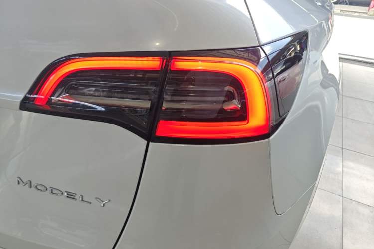 Used Tesla Model Y 2024 Long-Range All-Wheel-Drive Version Right Rear Taillight