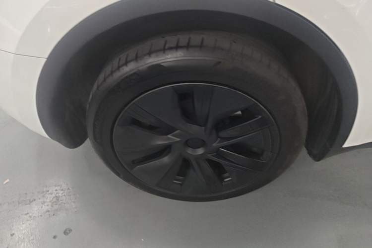 Used Tesla Model Y 2024 Long-Range All-Wheel-Drive Version Right Rear Wheel Hub