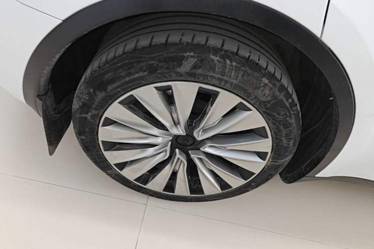 Used Tesla Model Y 2024 Long-Range All-Wheel-Drive Version Right Rear Wheel Hub