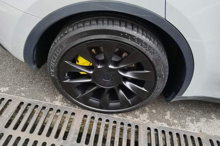 Used Tesla Model Y 2024 Rear-Wheel-Drive Version Right Rear Wheel Hub