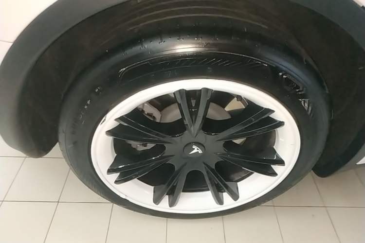Used Tesla Model Y 2024 Rear-Wheel-Drive Version Right Rear Wheel Hub