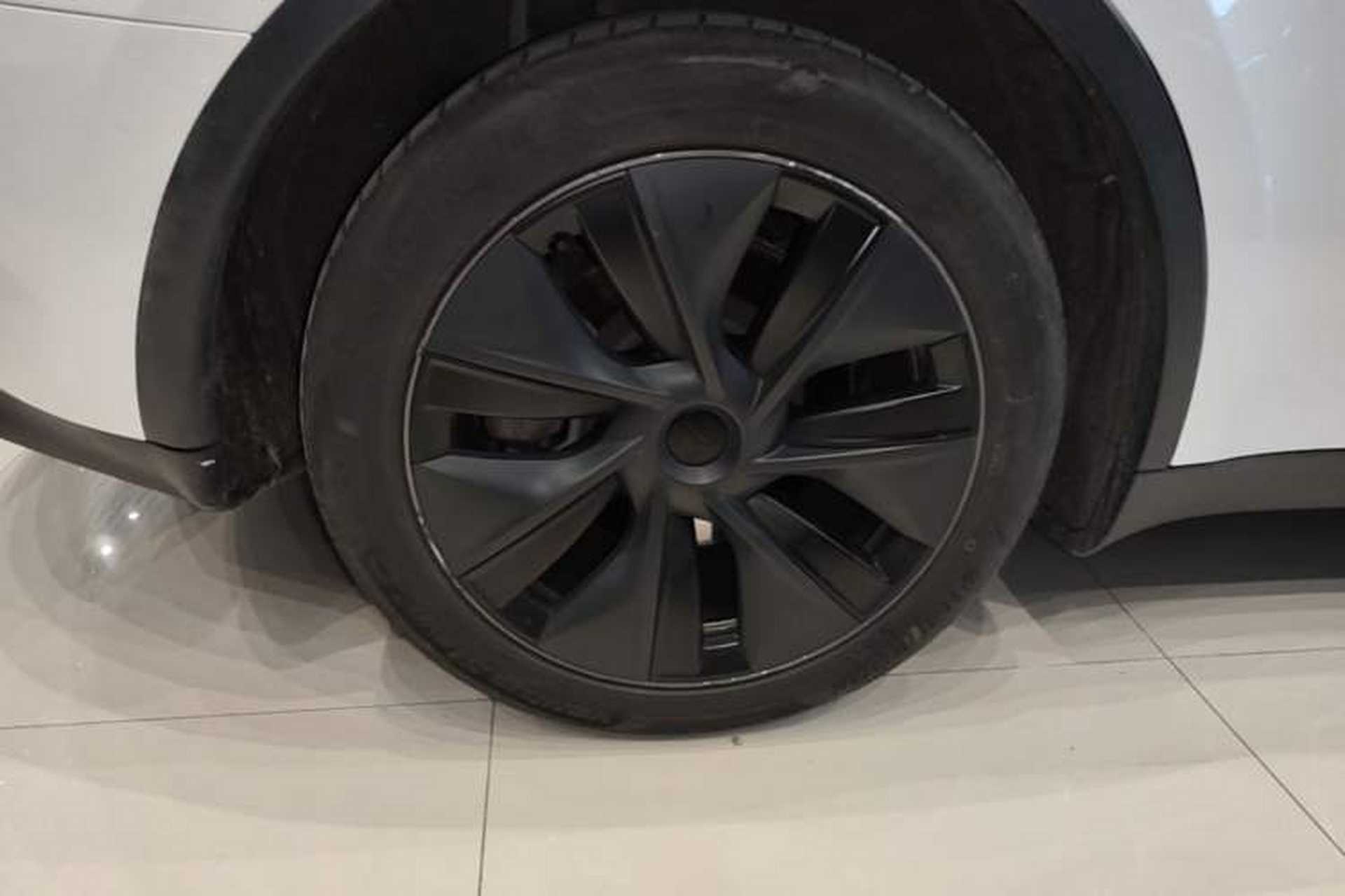 Used Tesla Model Y 2024 Long-Range All-Wheel-Drive Version Right Rear Wheel Hub