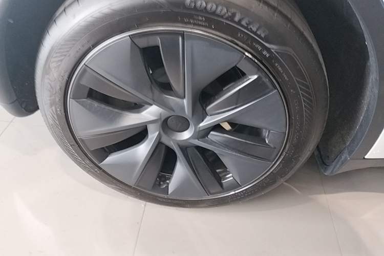 Used Tesla Model Y 2024 Rear-Wheel-Drive Version Right Rear Wheel Hub
