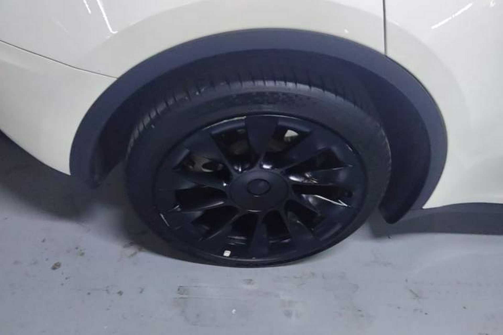 Used Tesla Model Y 2024 Long-Range All-Wheel-Drive Version Right Rear Wheel Hub
