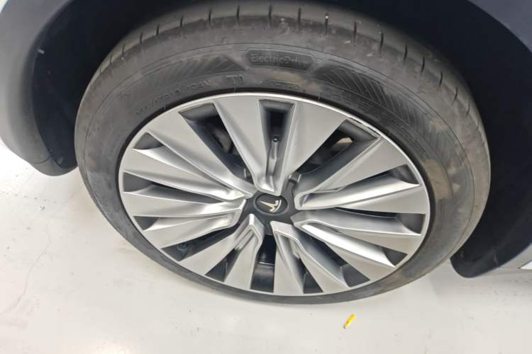 Used Tesla Model Y 2024 Rear-Wheel-Drive Version Right Rear Wheel Hub