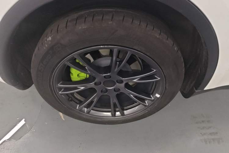 Used Tesla Model Y 2024 Long-Range All-Wheel-Drive Version Right Rear Wheel Hub