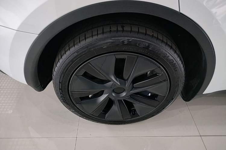 Used Tesla Model Y 2024 Long-Range All-Wheel-Drive Version Right Rear Wheel Hub