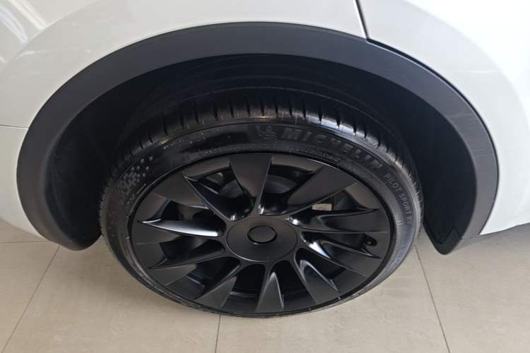 Used Tesla Model Y 2024 Long-Range All-Wheel-Drive Version Right Rear Wheel Hub