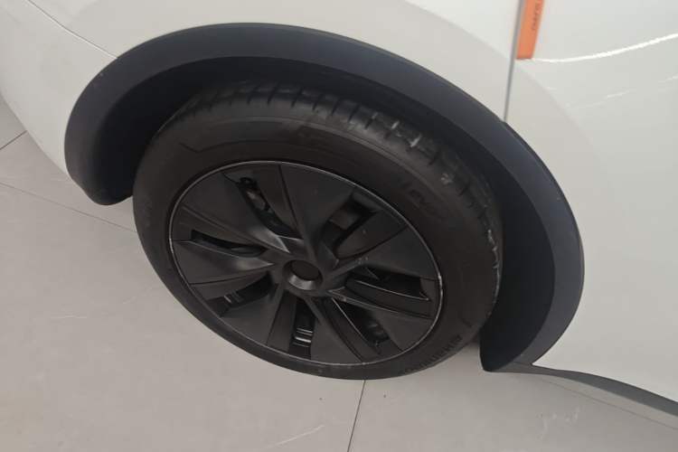 Used Tesla Model Y 2024 Long-Range All-Wheel-Drive Version Right Rear Wheel Hub