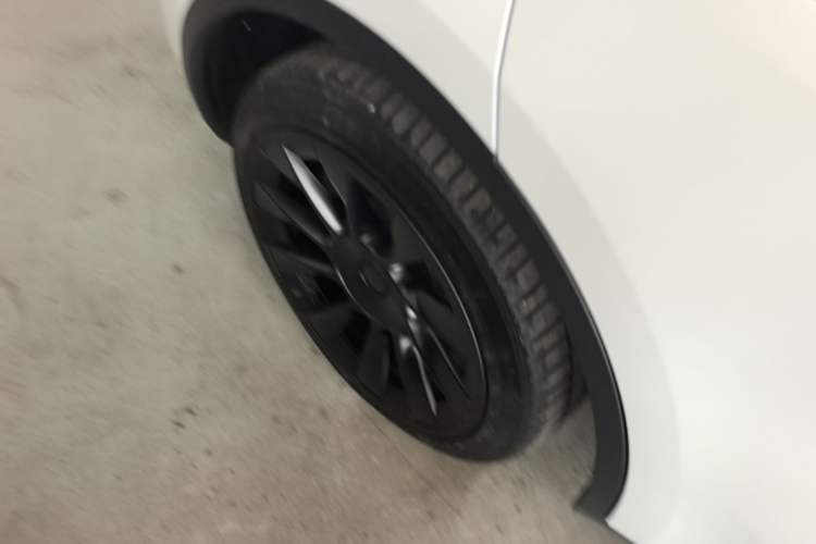 Used Tesla Model Y 2024 Long-Range All-Wheel-Drive Version Right Rear Wheel Hub