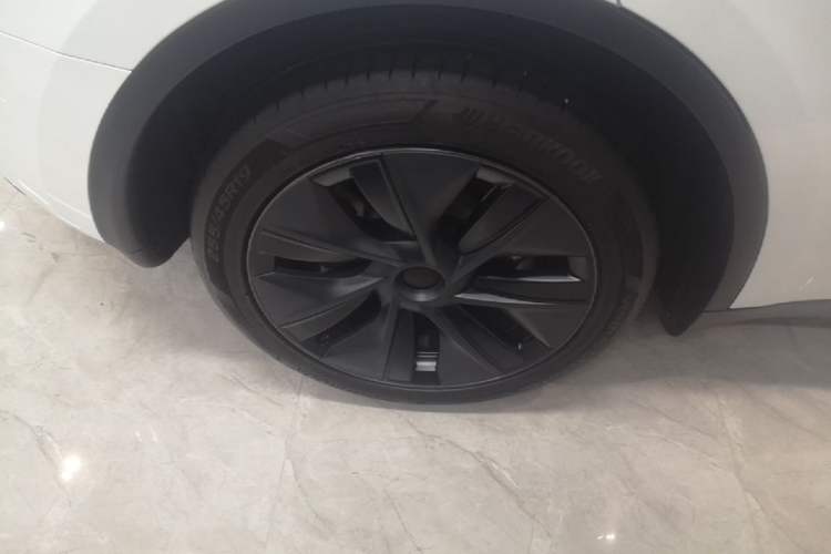 Used Tesla Model Y 2024 Long-Range All-Wheel-Drive Version Right Rear Wheel Hub