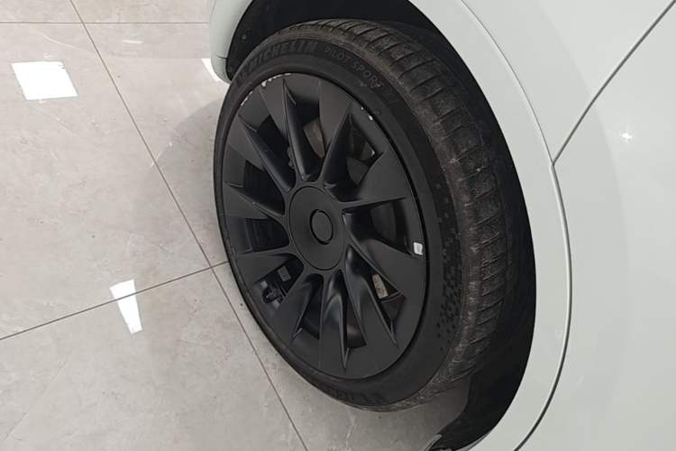 Used Tesla Model Y 2024 Rear-Wheel-Drive Version Right Rear Wheel Hub