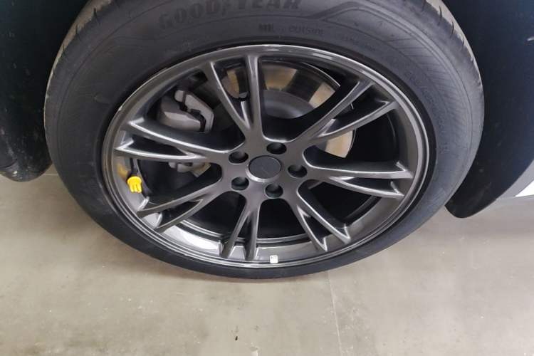 Used Tesla Model Y 2024 Rear-Wheel-Drive Version Right Rear Wheel Hub