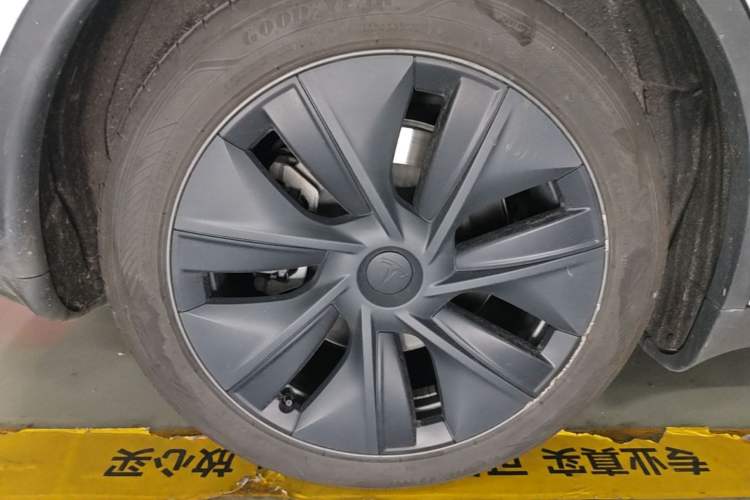 Used Tesla Model Y 2024 Rear-Wheel-Drive Version Right Rear Wheel Hub