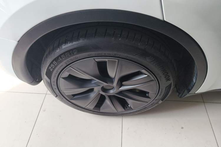 Used Tesla Model Y 2024 Long-Range All-Wheel-Drive Version Right Rear Wheel Hub
