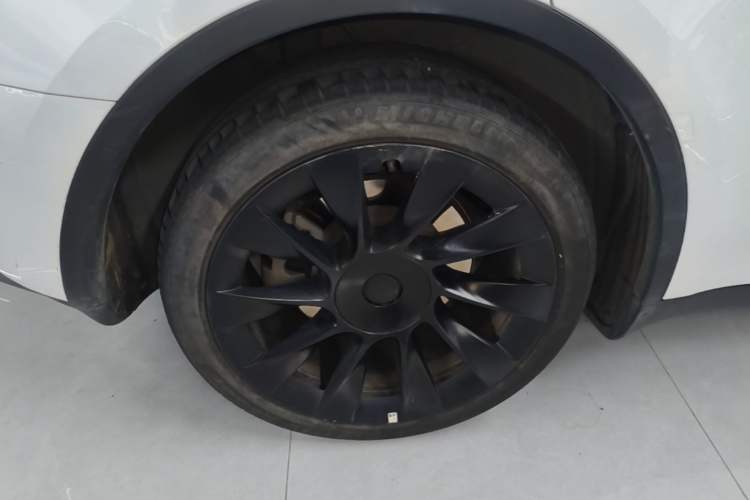 Used Tesla Model Y 2024 Long-Range All-Wheel-Drive Version Right Rear Wheel Hub