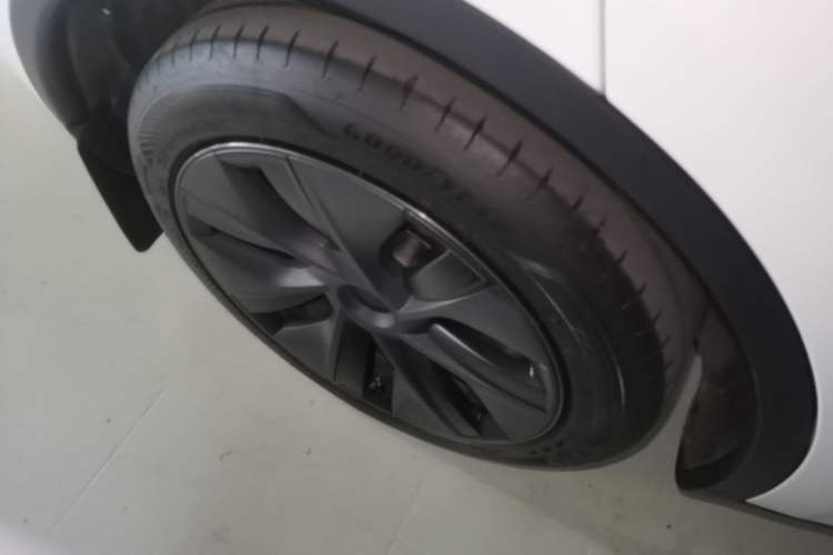 Used Tesla Model Y 2024 Rear-Wheel-Drive Version Right Rear Wheel Hub