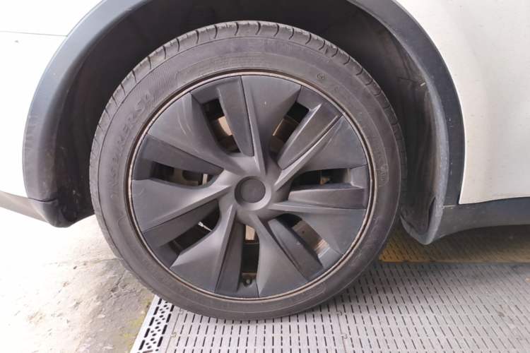 Used Tesla Model Y 2024 Rear-Wheel-Drive Version Right Rear Wheel Hub