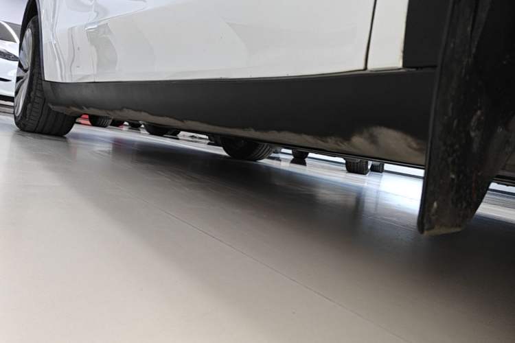 Used Tesla Model Y 2024 Long-Range All-Wheel-Drive Version Right Side Sill