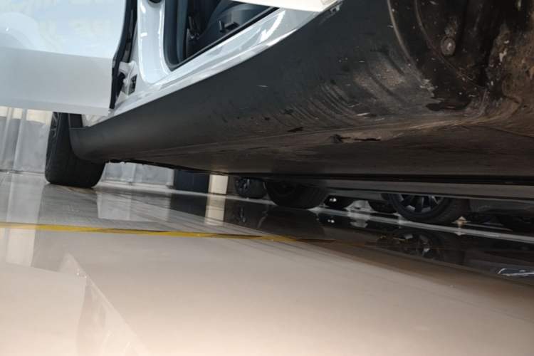 Used Tesla Model Y 2024 Rear-Wheel-Drive Version Right Side Sill