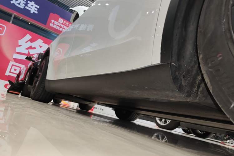 Used Tesla Model Y 2024 Long-Range All-Wheel-Drive Version Right Side Sill