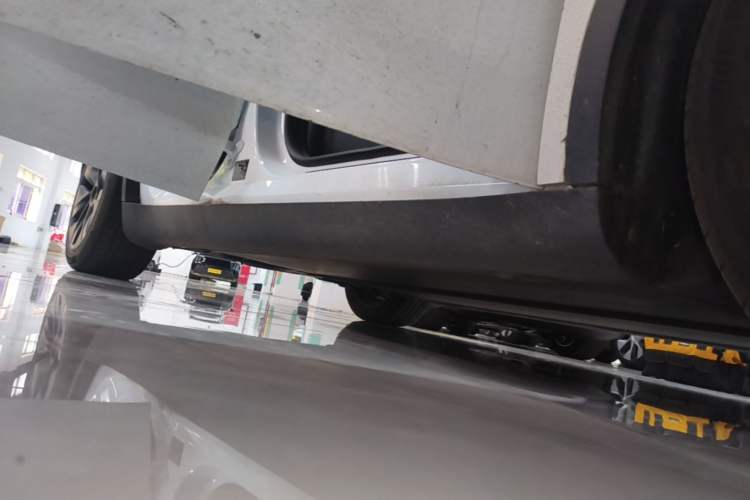 Used Tesla Model Y 2024 Long-Range All-Wheel-Drive Version Right Side Sill