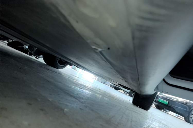Used Tesla Model Y 2024 Long-Range All-Wheel-Drive Version Right Side Sill