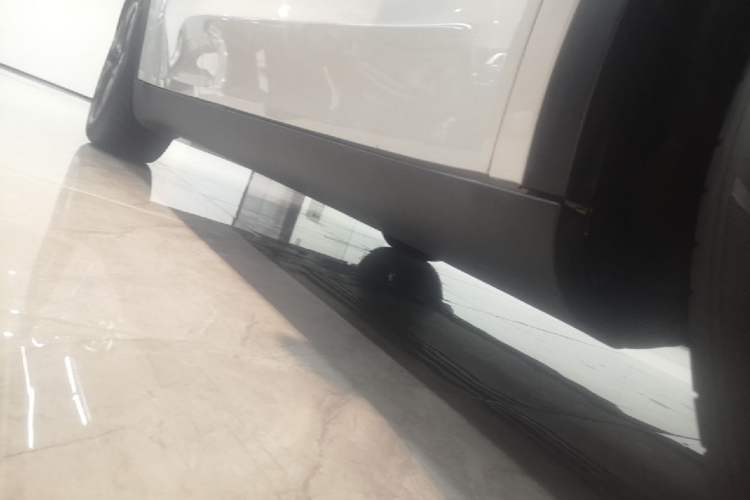 Used Tesla Model Y 2024 Long-Range All-Wheel-Drive Version Right Side Sill