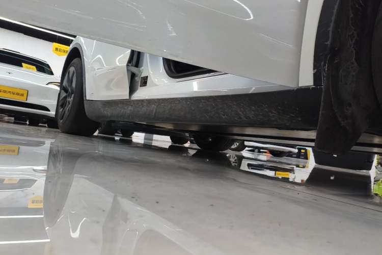 Used Tesla Model Y 2024 Rear-Wheel-Drive Version Right Side Sill