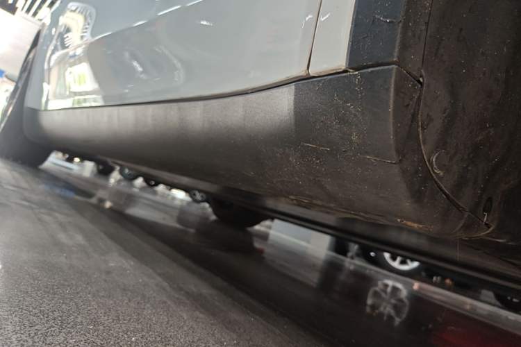 Used Tesla Model Y 2024 Rear-Wheel-Drive Version Right Side Sill