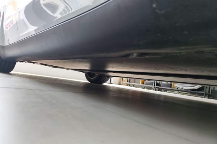 Used Tesla Model Y 2024 Long-Range All-Wheel-Drive Version Right Side Sill