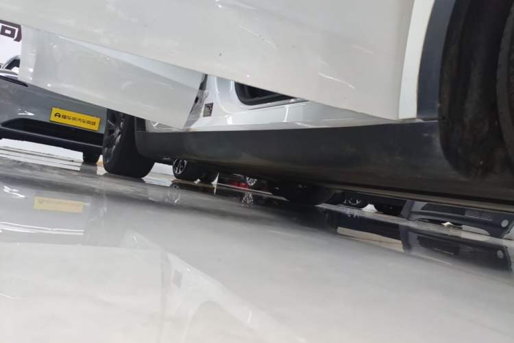 Used Tesla Model Y 2024 Long-Range All-Wheel-Drive Version Right Side Sill