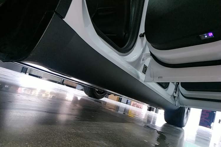 Used Tesla Model Y 2024 Long-Range All-Wheel-Drive Version Right Side Sill