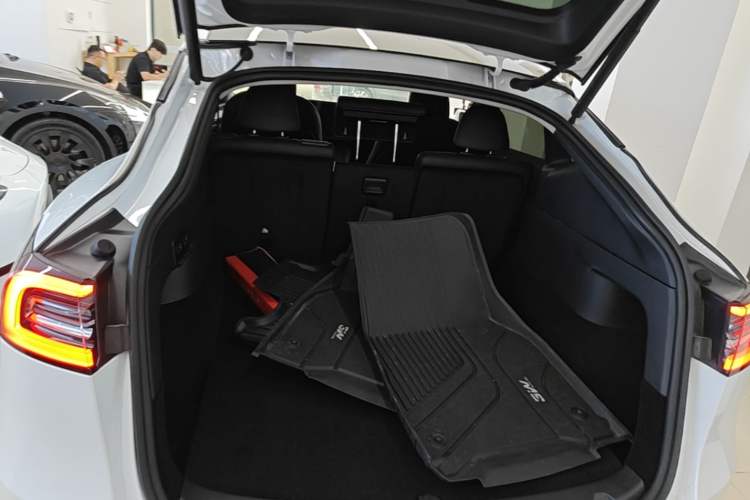 Used Tesla Model Y 2024 Long-Range All-Wheel-Drive Version Trunk